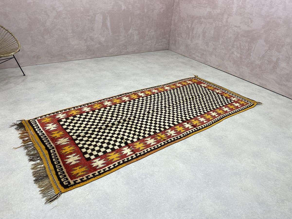 Vintage Rug - Izil - 3.67 x 9.02 ft / 1.12 x 2.75 m.